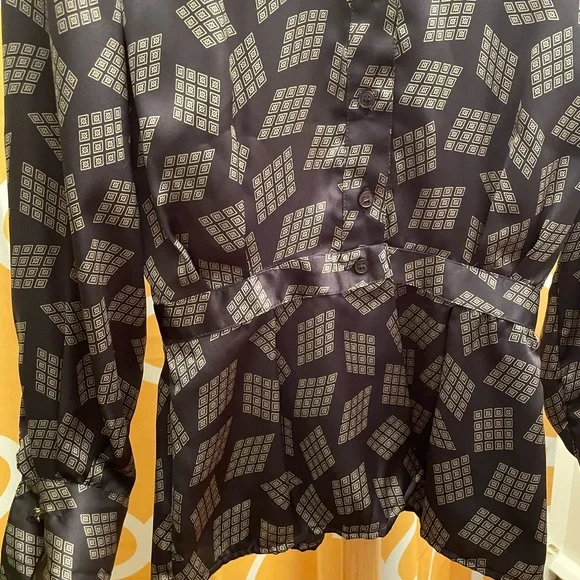 Chic Patterned Blouse - Picture 2 of 3